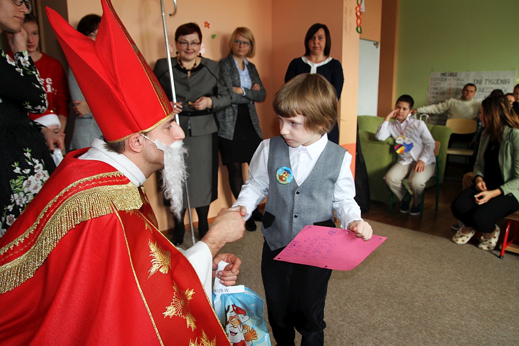 Mikołajki i pasowanie na uczniów w szkole „Dar Losu”