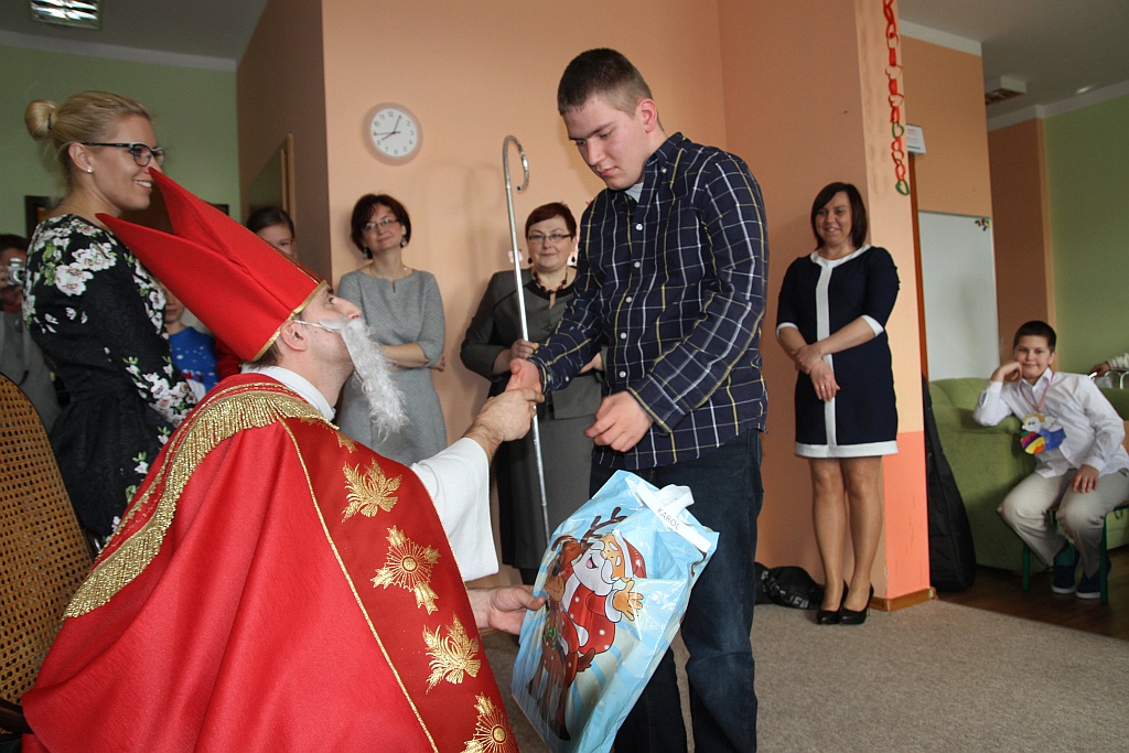 Mikołajki i pasowanie na uczniów w szkole „Dar Losu”