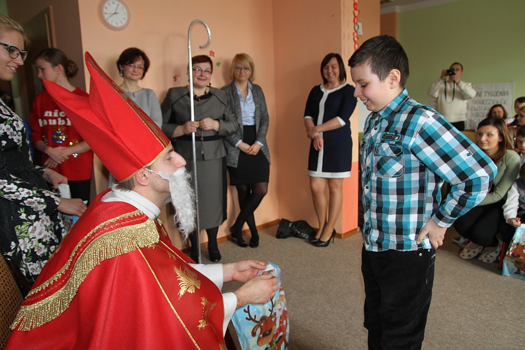 Mikołajki i pasowanie na uczniów w szkole „Dar Losu”