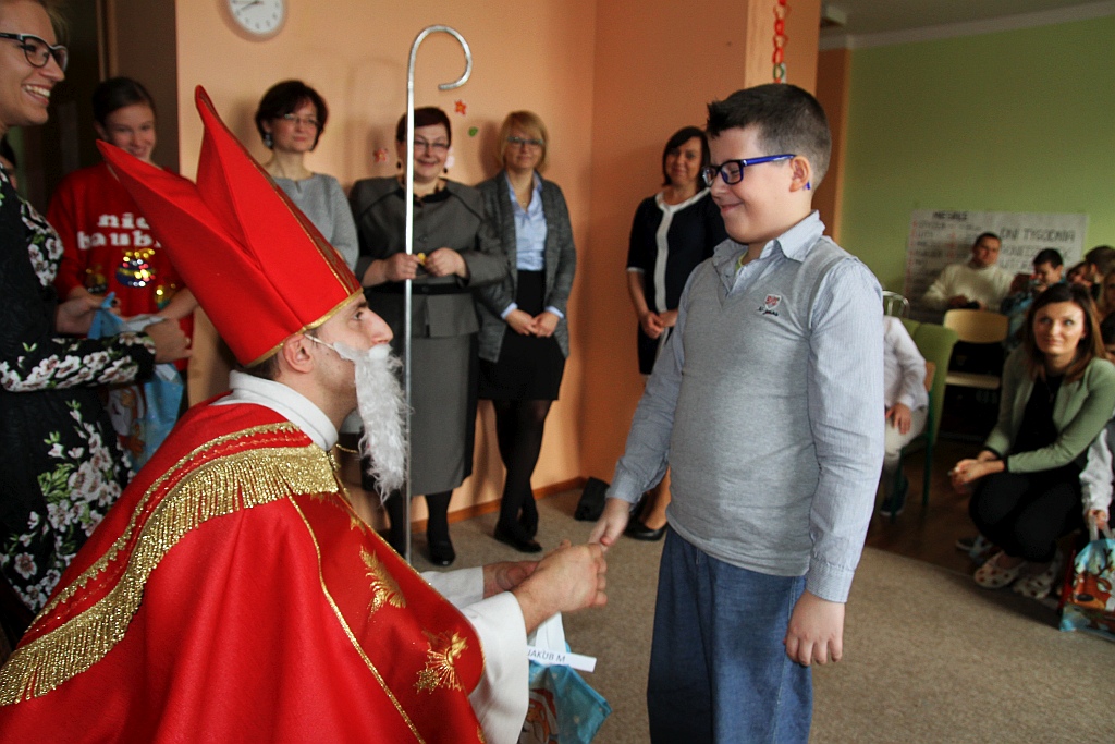 Mikołajki i pasowanie na uczniów w szkole „Dar Losu”