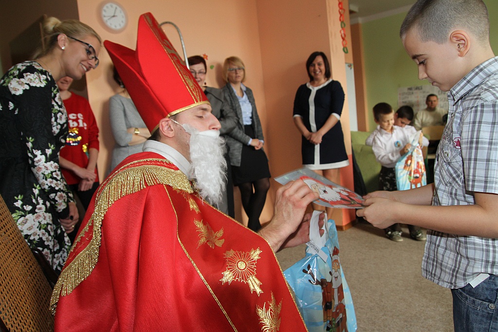 Mikołajki i pasowanie na uczniów w szkole „Dar Losu”