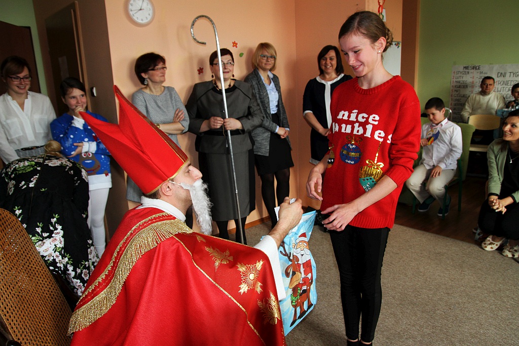 Mikołajki i pasowanie na uczniów w szkole „Dar Losu”