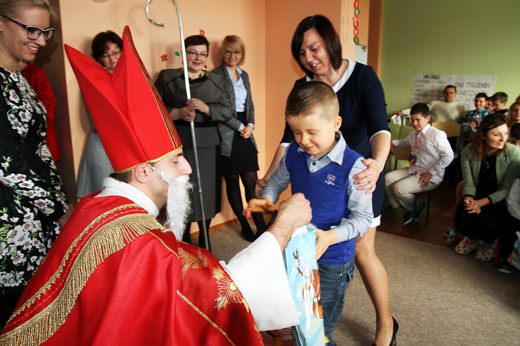 Mikołajki i pasowanie na uczniów w szkole „Dar Losu”