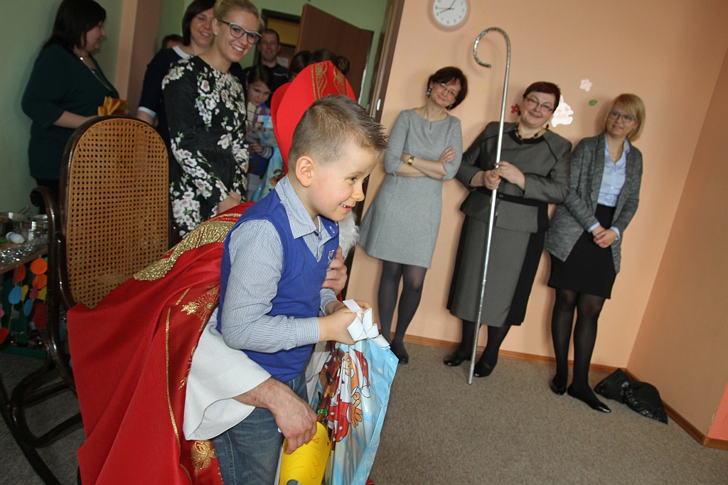 Mikołajki i pasowanie na uczniów w szkole „Dar Losu”