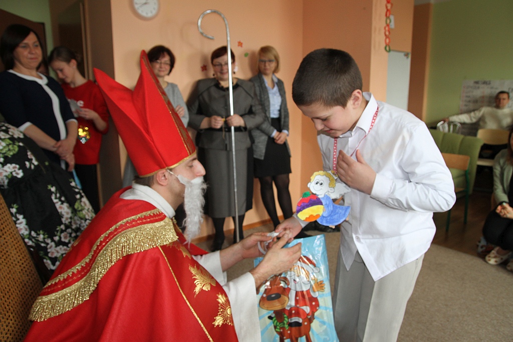 Mikołajki i pasowanie na uczniów w szkole „Dar Losu”