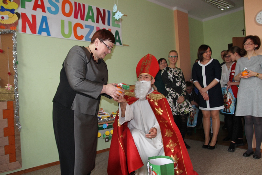 Mikołajki i pasowanie na uczniów w szkole „Dar Losu”