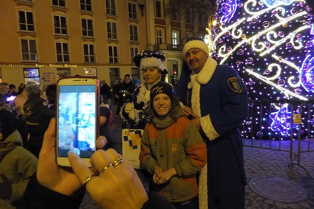 Tłumy legniczan na inauguracji świątecznego oświetlenia