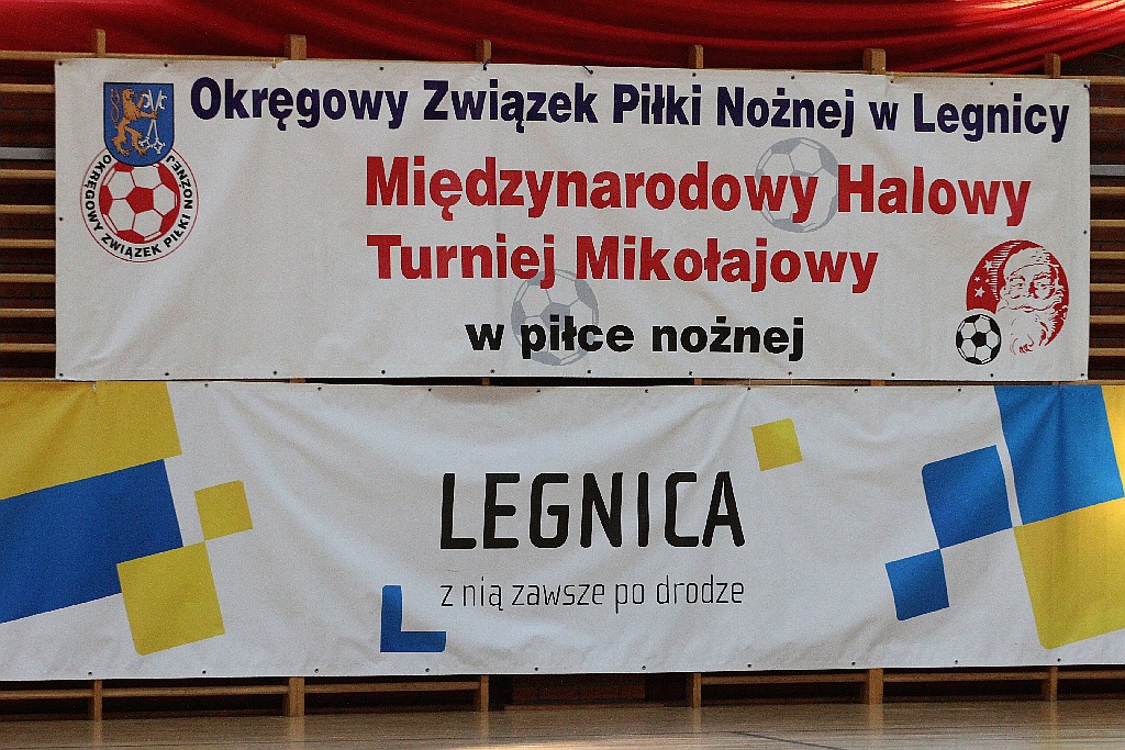 Dwadzieścia cztery zespoły rywalizują w turnieju mikołajkowym