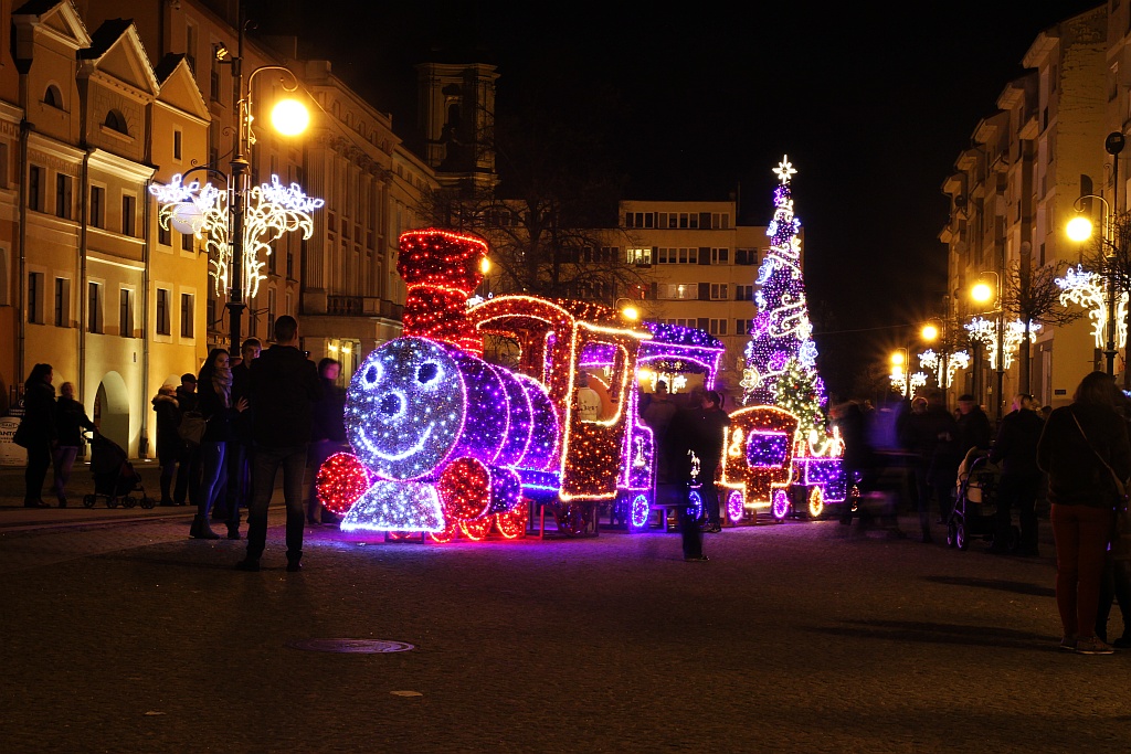 Legniczanie tłumnie oglądają świąteczne oświetlenia miasta