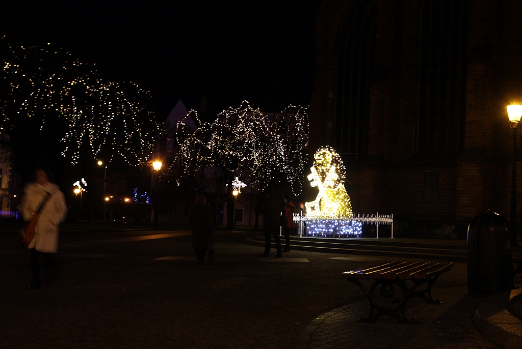 Legniczanie tłumnie oglądają świąteczne oświetlenia miasta