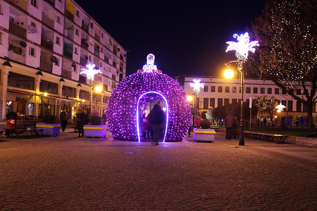 Legniczanie tłumnie oglądają świąteczne oświetlenia miasta