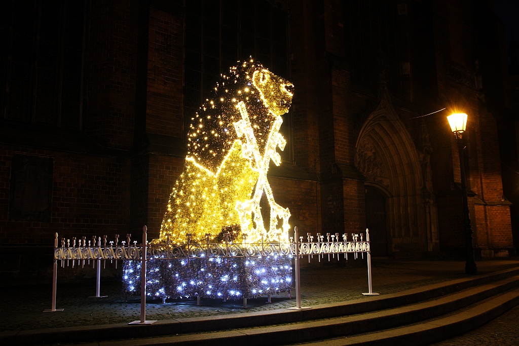 Legniczanie tłumnie oglądają świąteczne oświetlenia miasta