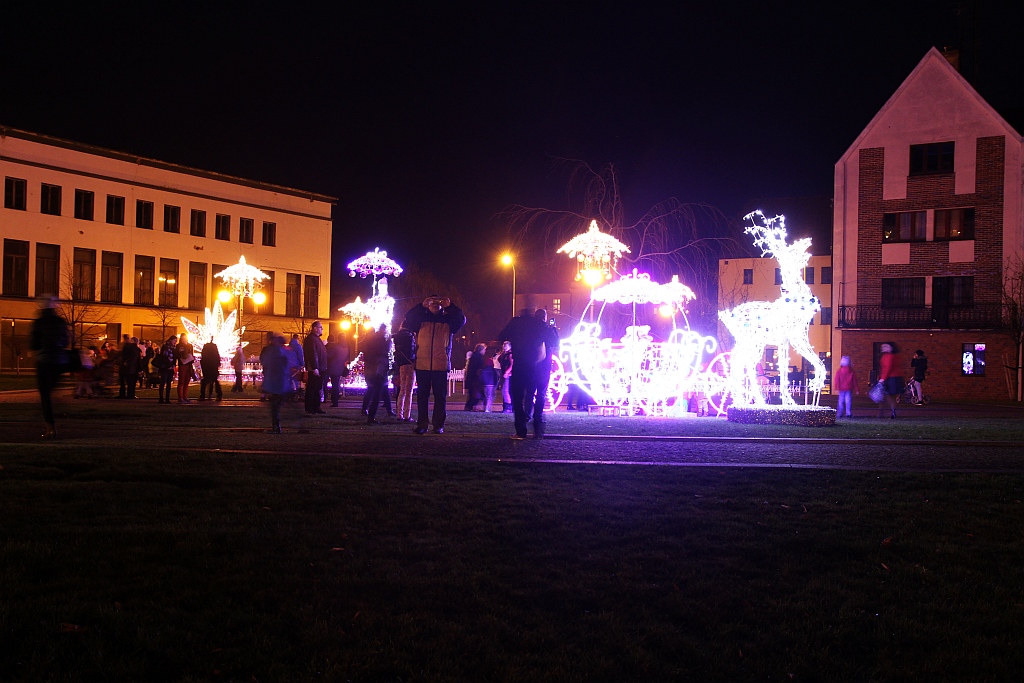Legniczanie tłumnie oglądają świąteczne oświetlenia miasta