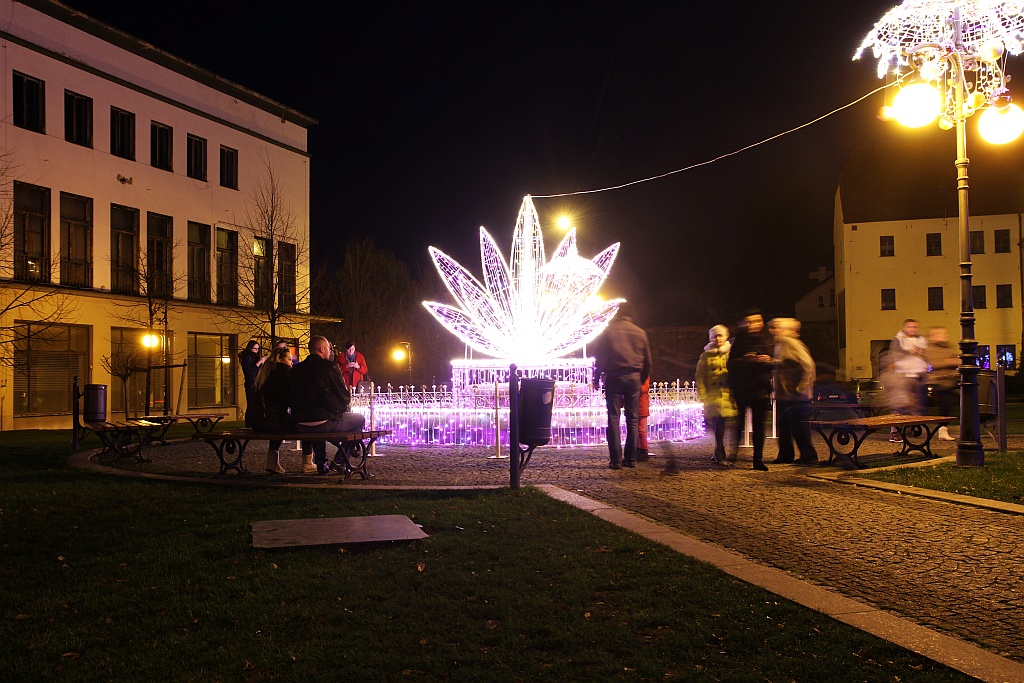Legniczanie tłumnie oglądają świąteczne oświetlenia miasta