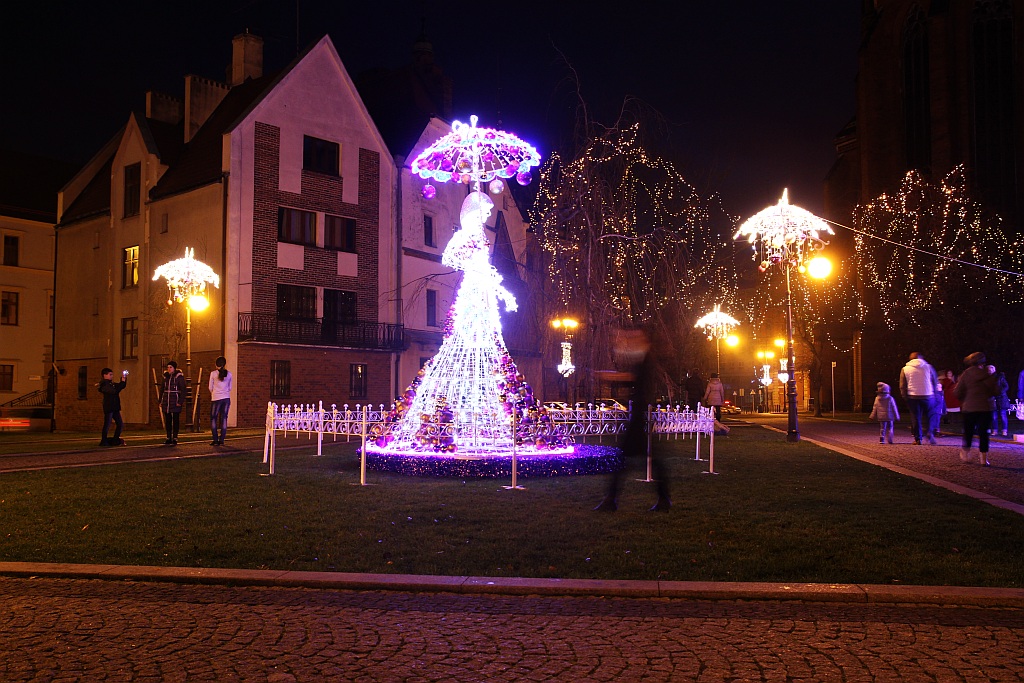Legniczanie tłumnie oglądają świąteczne oświetlenia miasta