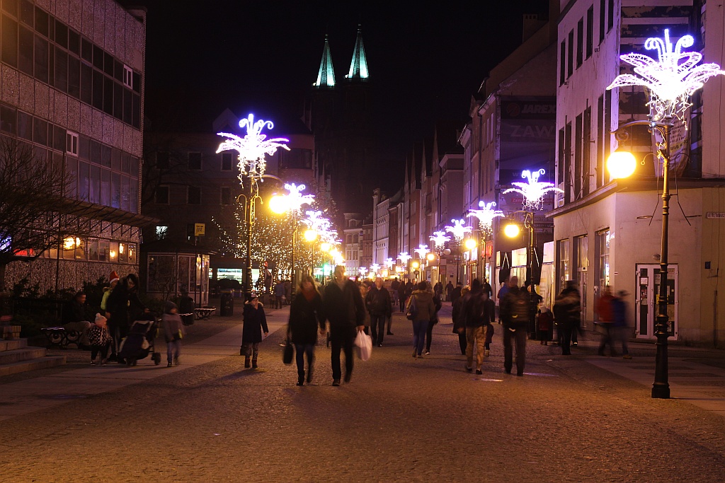 Legniczanie tłumnie oglądają świąteczne oświetlenia miasta