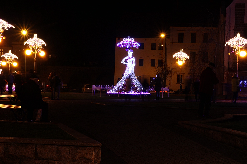 Legniczanie tłumnie oglądają świąteczne oświetlenia miasta