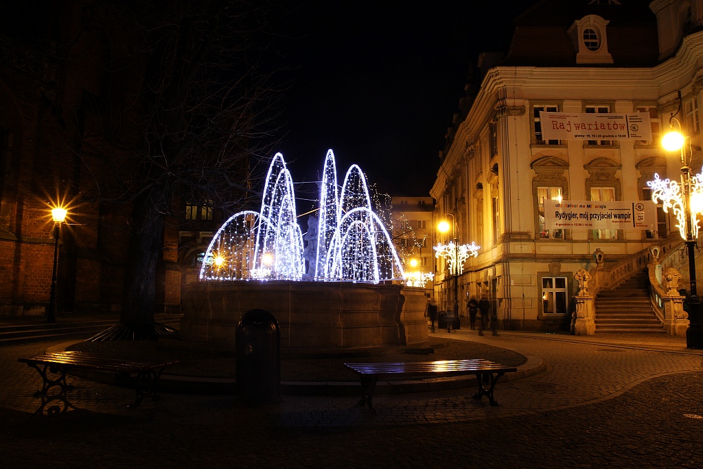Legniczanie tłumnie oglądają świąteczne oświetlenia miasta