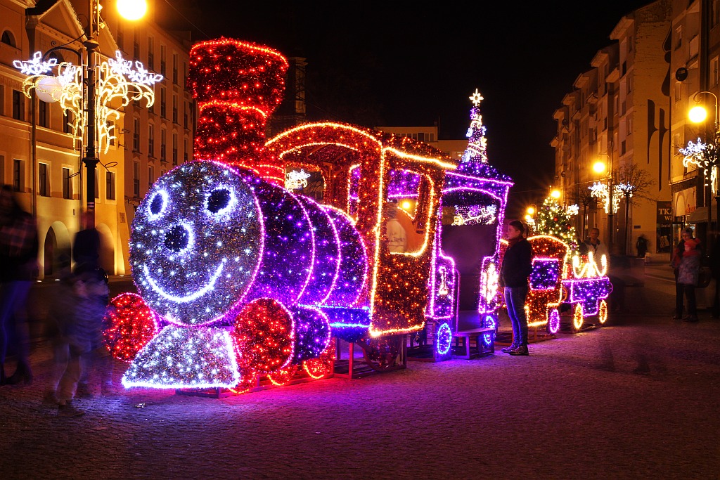 Legniczanie tłumnie oglądają świąteczne oświetlenia miasta