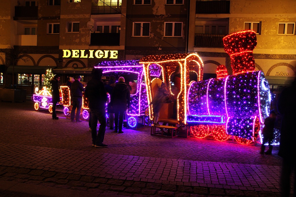 Legniczanie tłumnie oglądają świąteczne oświetlenia miasta