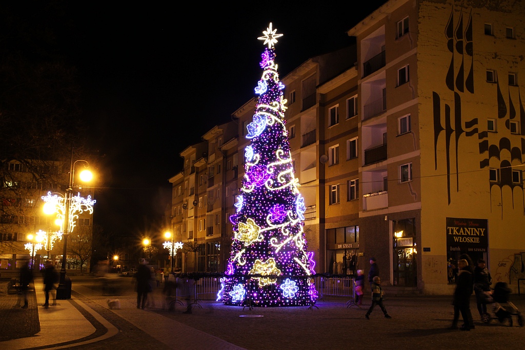 Legniczanie tłumnie oglądają świąteczne oświetlenia miasta