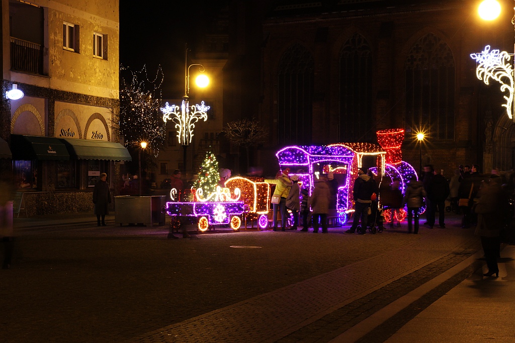 Legniczanie tłumnie oglądają świąteczne oświetlenia miasta