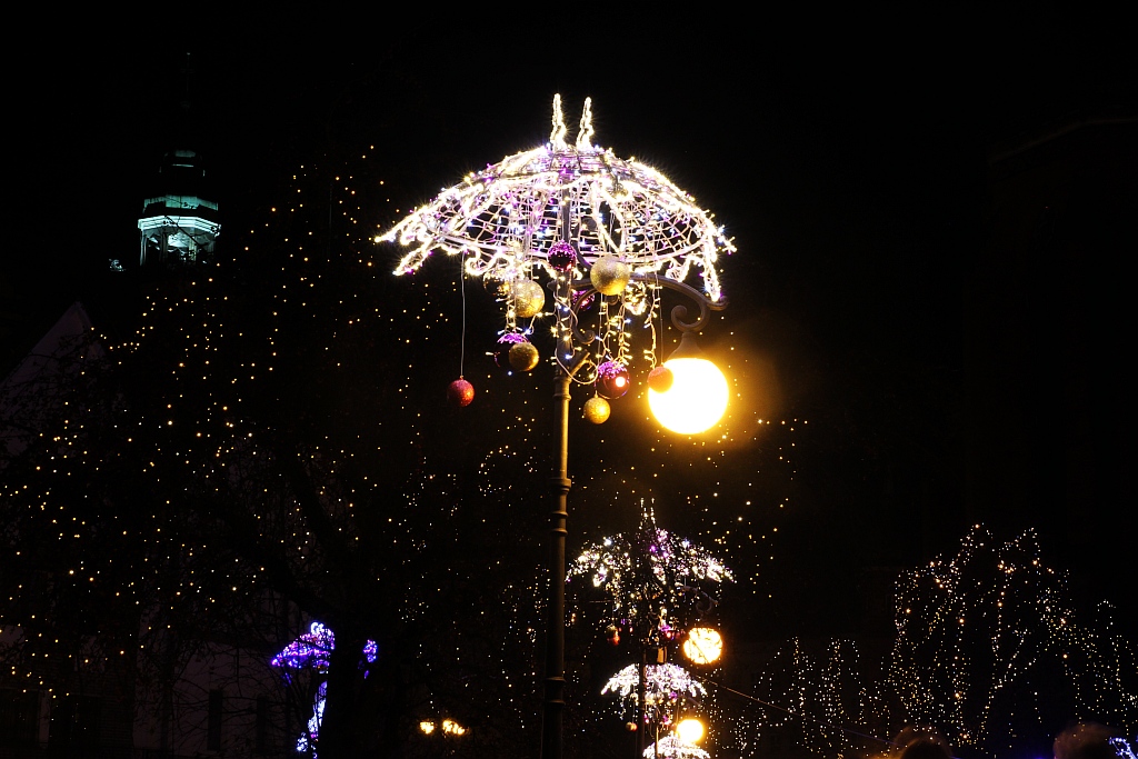 Legniczanie tłumnie oglądają świąteczne oświetlenia miasta