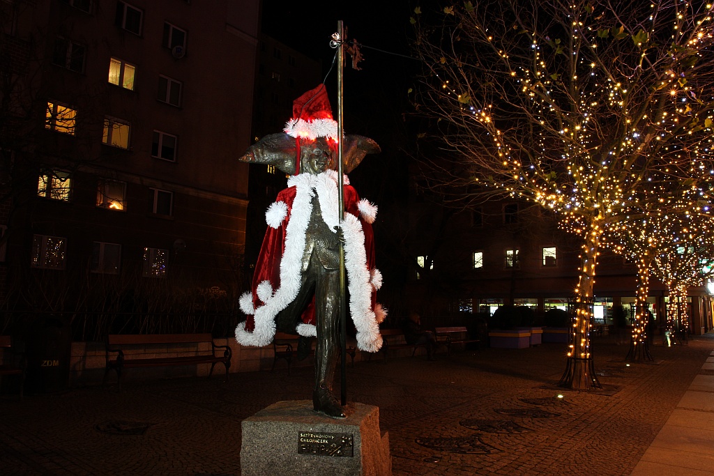 Legniczanie tłumnie oglądają świąteczne oświetlenia miasta