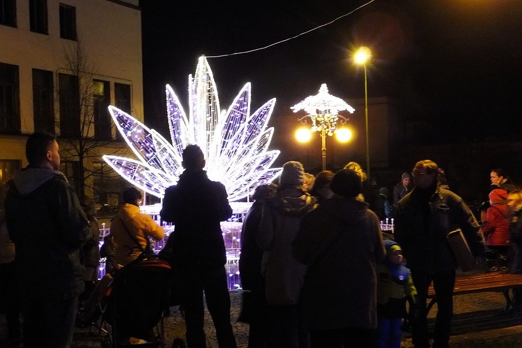 Tłumy legniczan na inauguracji świątecznego oświetlenia