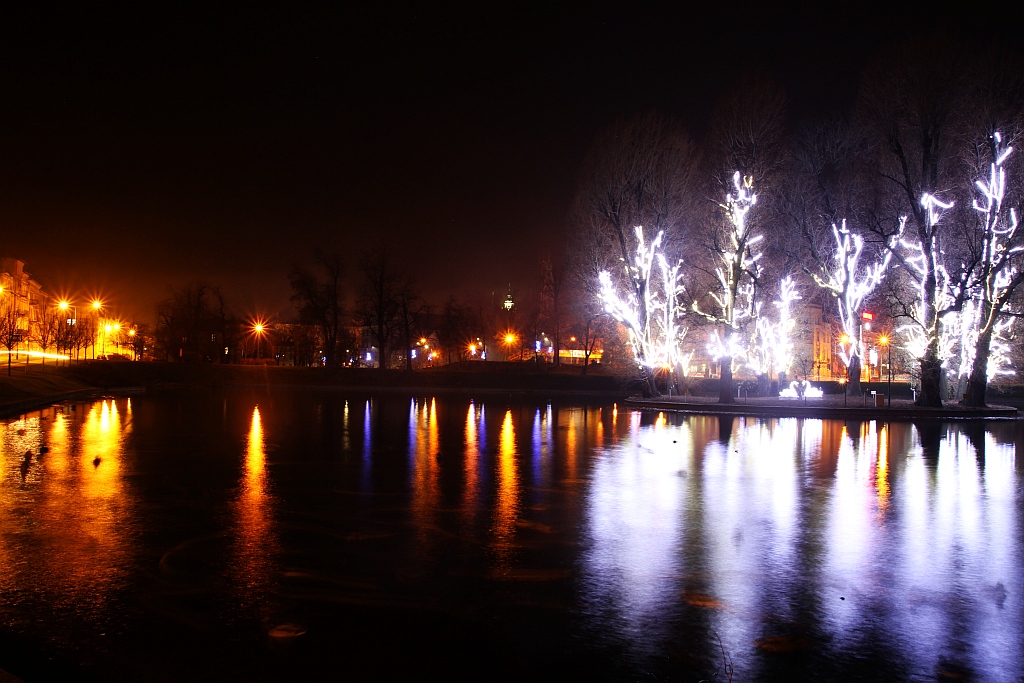 Legniczanie tłumnie oglądają świąteczne oświetlenia miasta