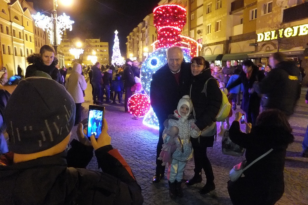 Tłumy legniczan na inauguracji świątecznego oświetlenia