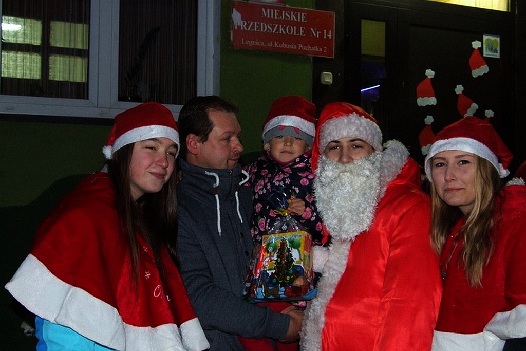 Przedszkolaki z „czternastki” miały gościa. Dostały prezenty