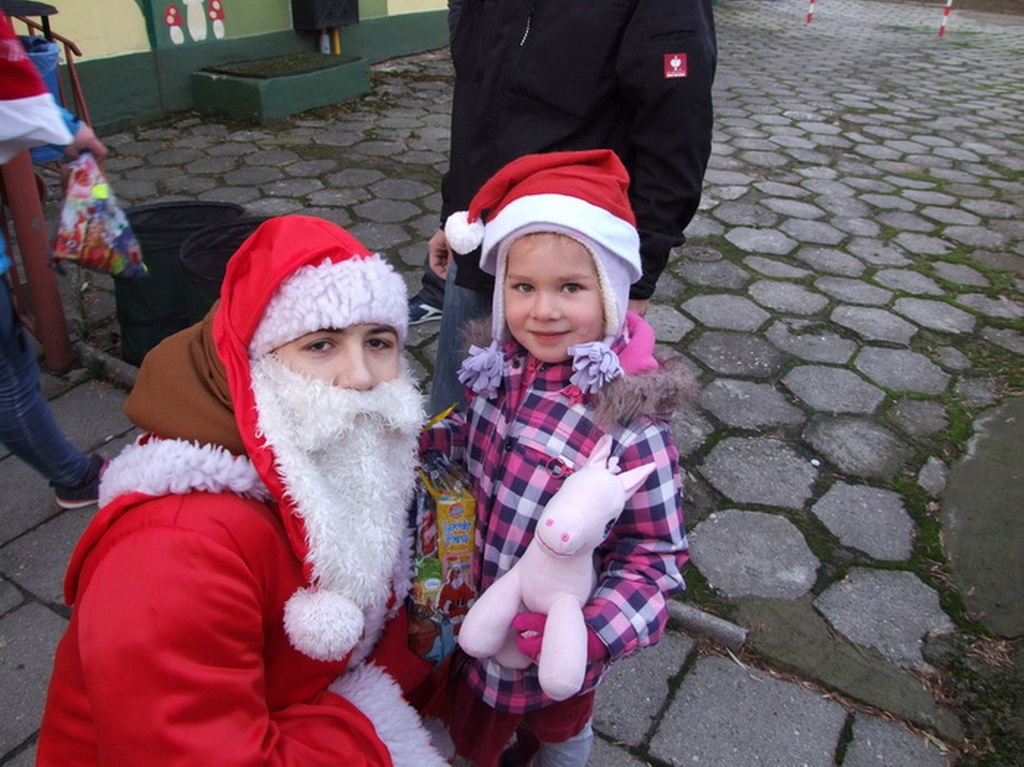 Przedszkolaki z „czternastki” miały gościa. Dostały prezenty