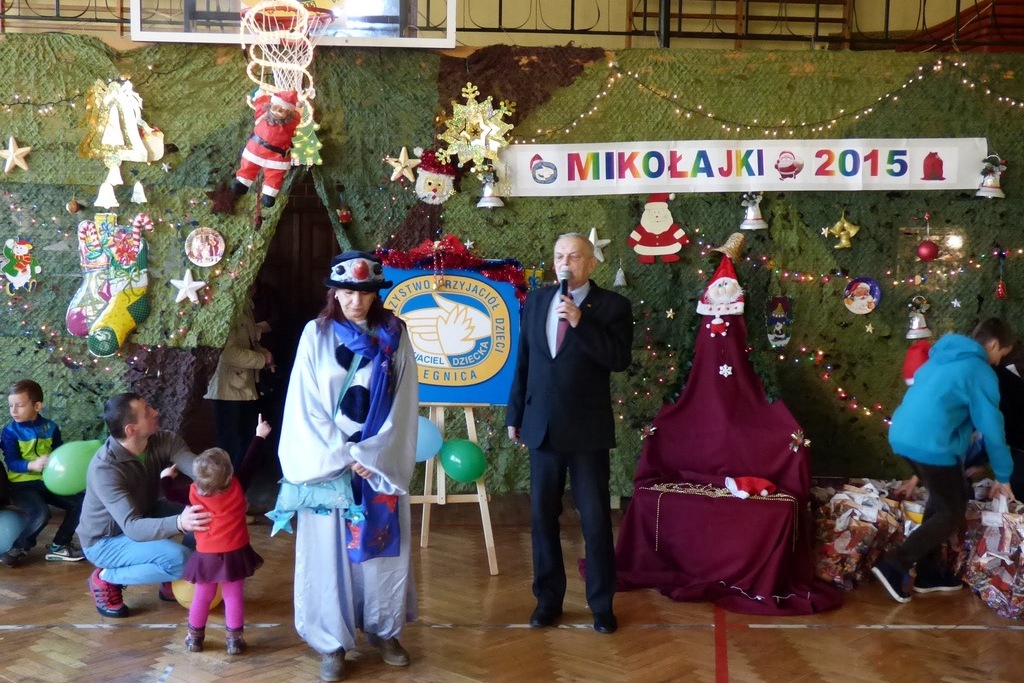 TPD rozpoczęło rozdawanie paczek świątecznych dzieciom