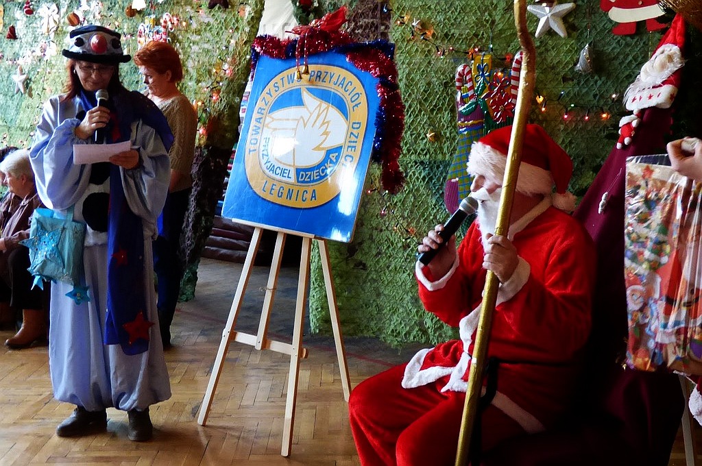 TPD rozpoczęło rozdawanie paczek świątecznych dzieciom