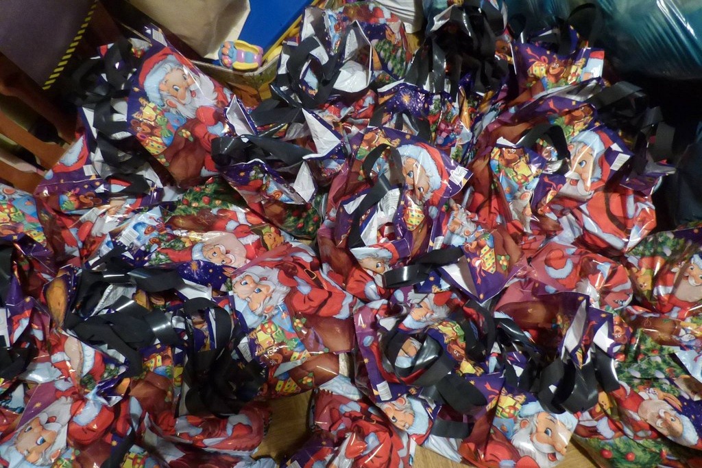 TPD rozpoczęło rozdawanie paczek świątecznych dzieciom