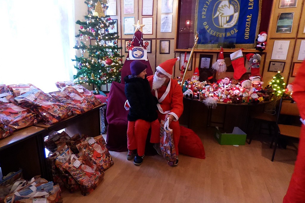 TPD rozpoczęło rozdawanie paczek świątecznych dzieciom