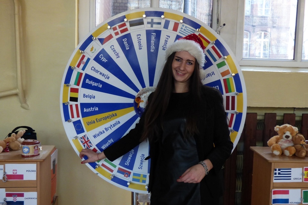 TPD rozpoczęło rozdawanie paczek świątecznych dzieciom