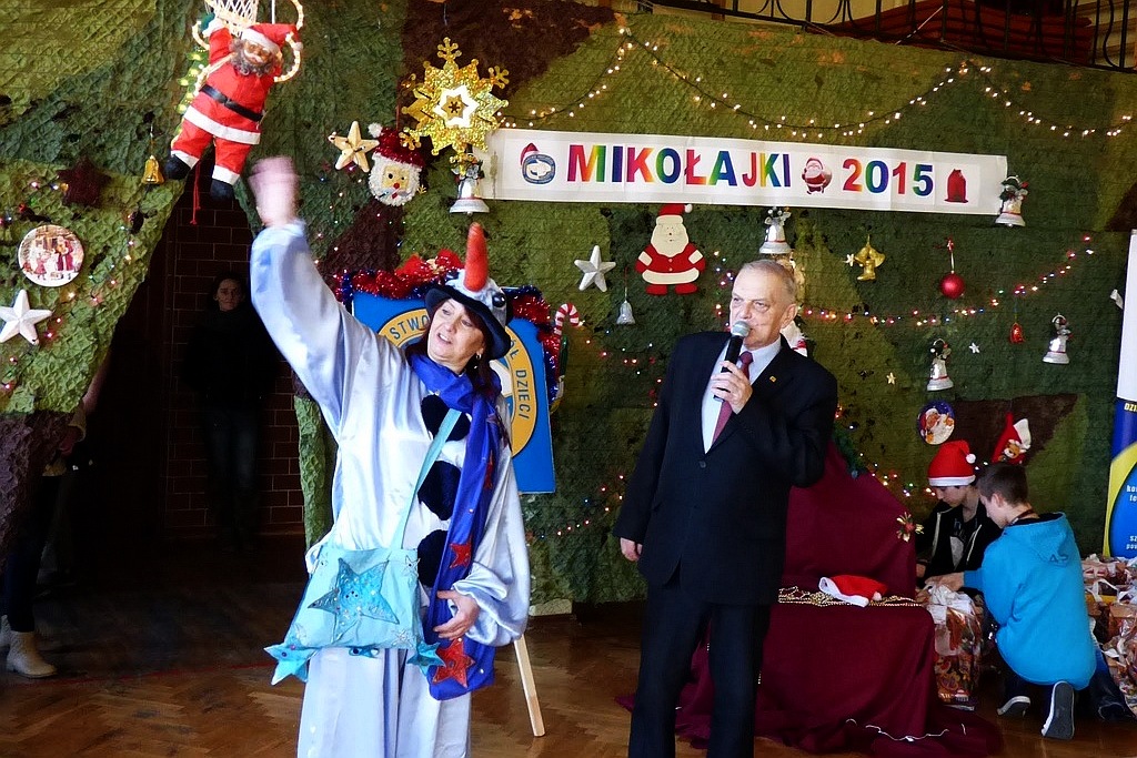 TPD rozpoczęło rozdawanie paczek świątecznych dzieciom