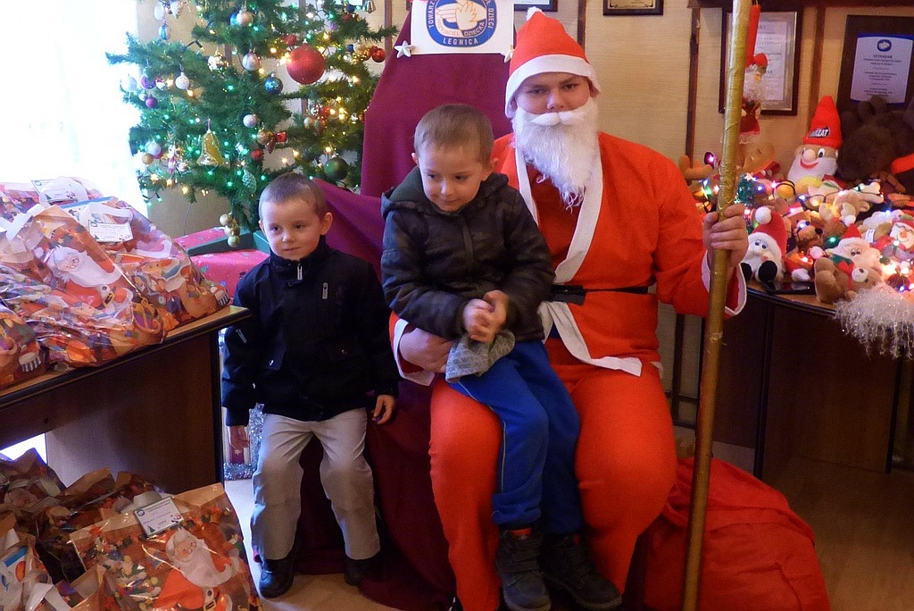 TPD rozpoczęło rozdawanie paczek świątecznych dzieciom