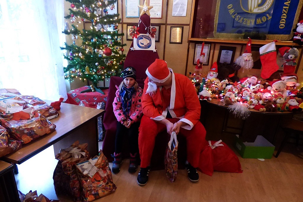 TPD rozpoczęło rozdawanie paczek świątecznych dzieciom