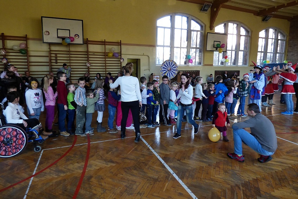 TPD rozpoczęło rozdawanie paczek świątecznych dzieciom