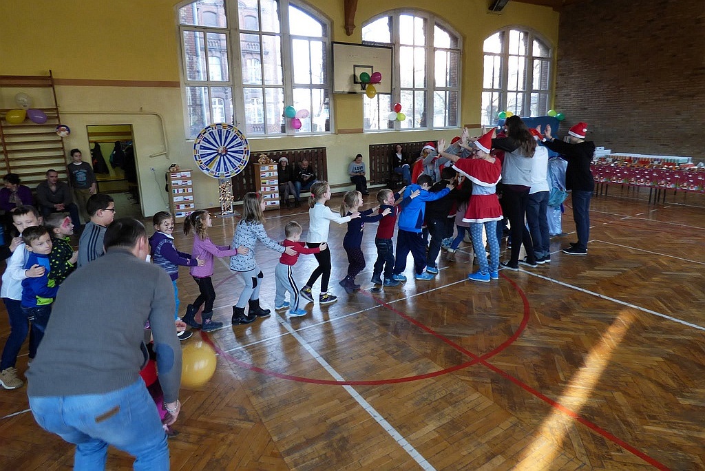 TPD rozpoczęło rozdawanie paczek świątecznych dzieciom