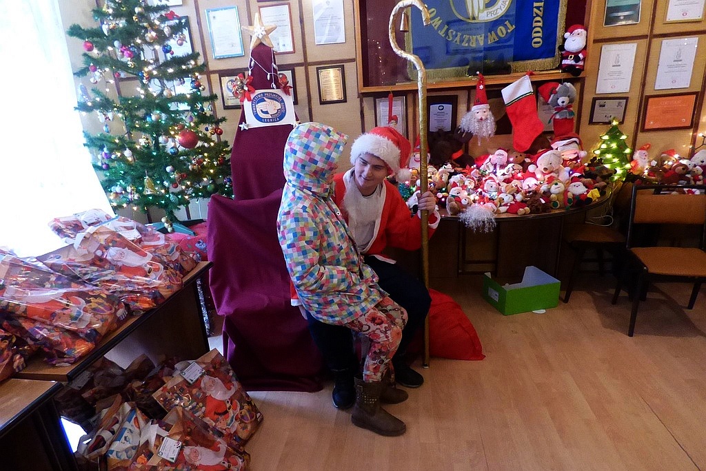 TPD rozpoczęło rozdawanie paczek świątecznych dzieciom