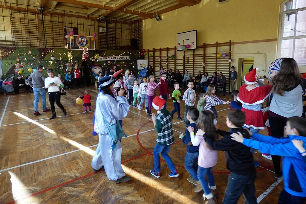 TPD rozpoczęło rozdawanie paczek świątecznych dzieciom