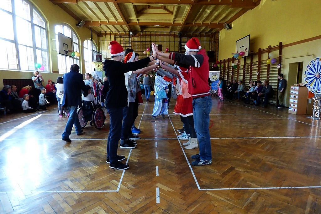 TPD rozpoczęło rozdawanie paczek świątecznych dzieciom