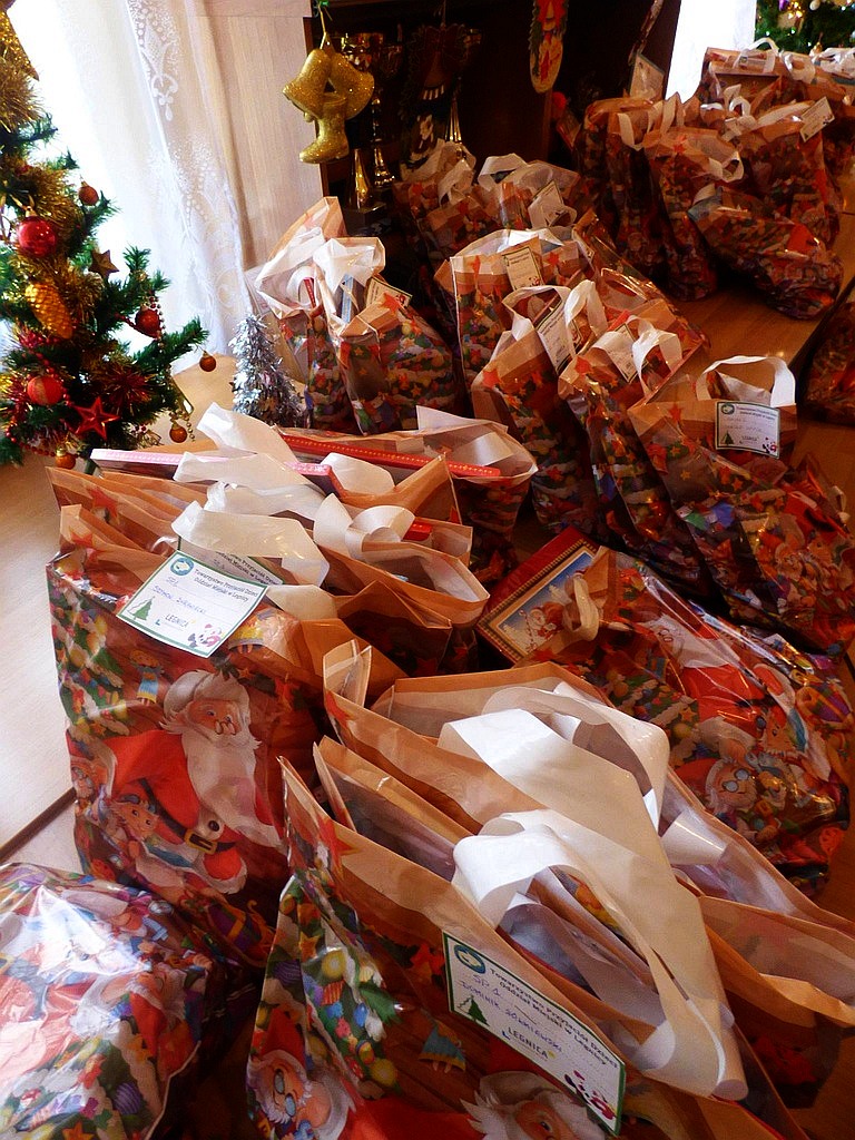 TPD rozpoczęło rozdawanie paczek świątecznych dzieciom