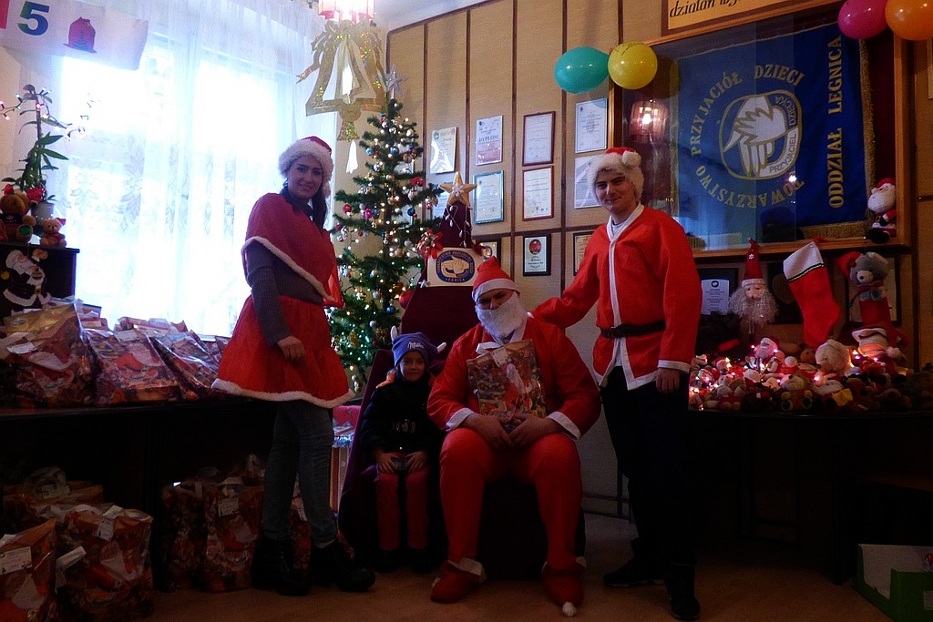 TPD rozpoczęło rozdawanie paczek świątecznych dzieciom