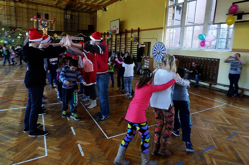 TPD rozpoczęło rozdawanie paczek świątecznych dzieciom