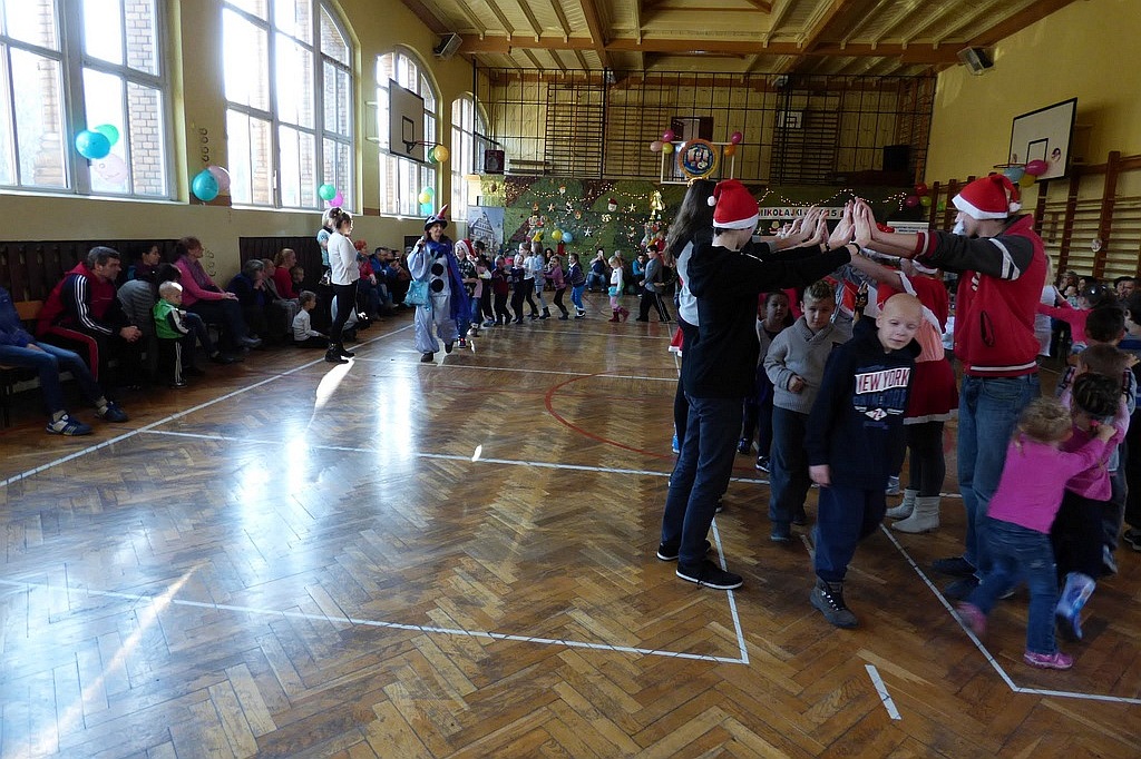 TPD rozpoczęło rozdawanie paczek świątecznych dzieciom